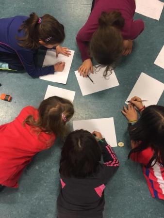 Imagen Los Bibliobuses celebran el Día del Libro mostrando a los escolares cómo es el proceso de creación de un cuento