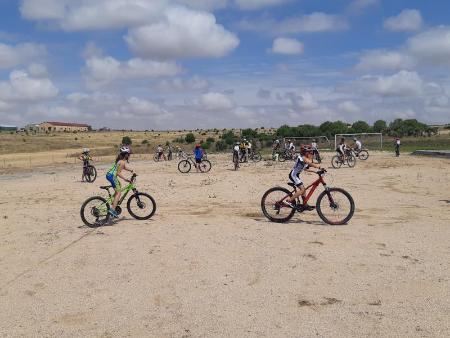 Imagen 30 jóvenes han participado en el inicio del triatlón en el Programa Especialízate de la Diputación