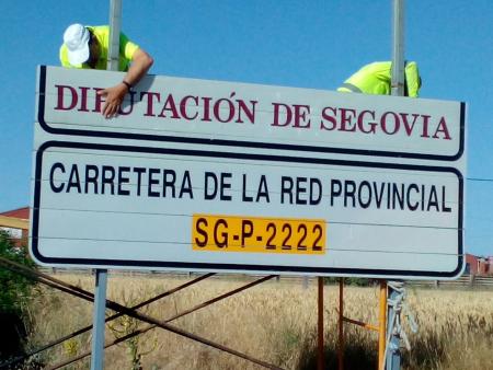 Imagen El Área de Acción Territorial recibe un nuevo lote de señales para mejorar la indicación vertical en las carreteras de la provincia