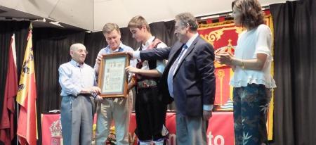 Imagen El alcalde y los danzantes Dionisio Pérez y Jorge Sanz reciben la declaración de la Octava del Corpus como Manifestación de Interés Cultural