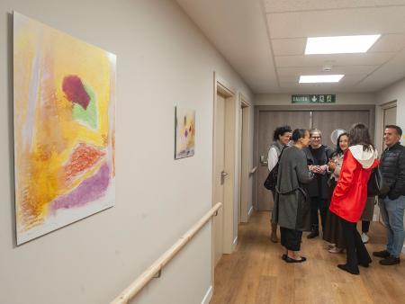 Imagen Representantes de la Fundación Harriet y Esteban Vicente conocen, junto a la directora del CSS La Fuencisla, el proyecto artístico realizado en las nuevas Unidades de Convivencia del centro