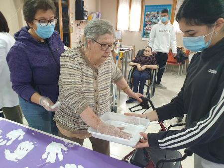 Imagen Los centros residenciales de la Diputación conmemoran el Día Internacional de la Eliminación de la Violencia Contra la Mujer con manualidades, ingenio y literatura