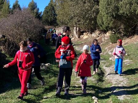 Imagen Dos centenares de escolares de más de una decena de municipios participan en Sigueruelo la primera jornada de Senderismo Escolar