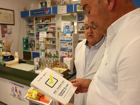 Imagen El responsable de la farmacia de Olombrada valora con Miguel Ángel de Vicente el buen funcionamiento del Sistema Personalizado de Dosificación